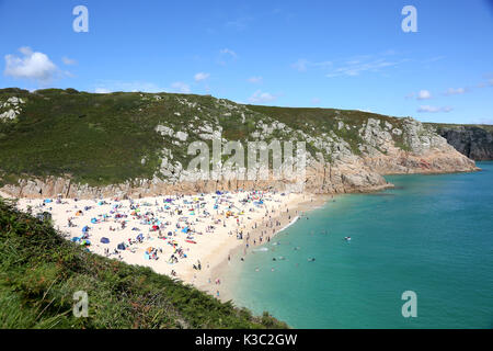 La splendida vista della spiaggia di Porthcurno in West Cornwall, oasi di incredibile bellezza naturale. Foto Stock