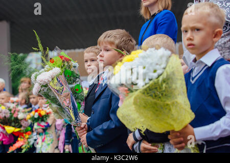 Novokuznetsk, Kemerovo Regione, Russia - sep, 1, 2017: incontro con il primo grado gli alunni e gli insegnanti a schoolyard. Il giorno della conoscenza in Russia. Foto Stock