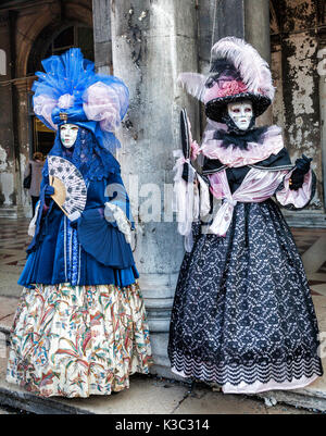 Venezia, Italy-February 18,2012: due persone che indossano costumi specifici e le maschere di Venezia durante i giorni di carnevale. Foto Stock