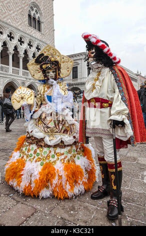 Venezia, Italia- Febbraio 19th, 2012: Ambientale ritratto di una giovane indossando nice coloratissimi costumi e maschere durante il Carnevale di Venezia. Foto Stock