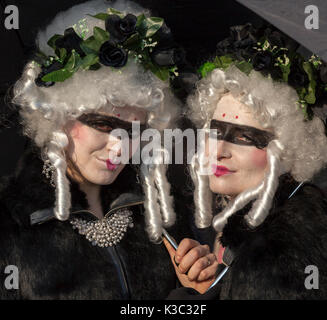 Venezia, Italy-February 18,2012: Ritratto di due donne mascherati durante il Carnevale di Venezia giorni. Foto Stock