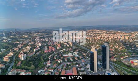 Istanbul city view da Istanbul Sapphire grattacielo affacciato sul Bosforo prima del tramonto, Istanbul, Turchia Foto Stock