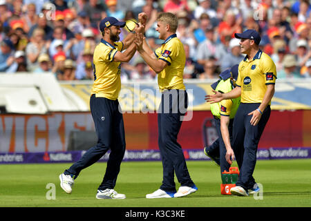 Birmingham's Oli pietra (centro) celebra dopo la concessione Elliott (sinistra) ha preso la cattura di Glamorgan's Colin Ingram durante la NatWest T20 Blast Finals giorno a Edgbaston, Birmingham. Foto Stock