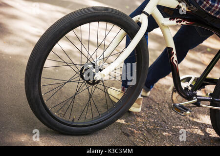 Close up verticale della ruota di bicicletta e il telaio Foto Stock