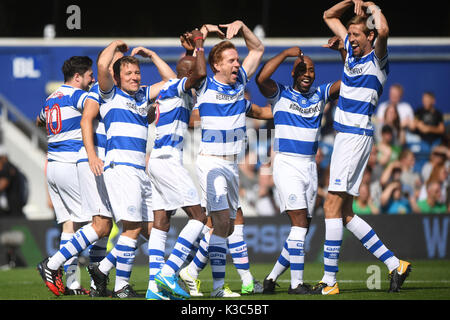 Celebrità celebrare dopo Sir Mo Farah segna il primo gol della partita durante il gioco4Grenfell, una partita di calcio di beneficenza per raccogliere fondi per Grenfell Torre sopravvissuti al QPR's Loftus Road Stadium di Londra. Foto Stock