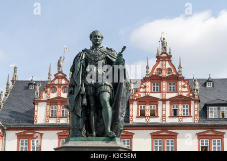 Prinz-Albert-Denkmal vor dem Stadthaus di Coburg, Oberfranken, Bayern, Deutschland | statua del Principe Alberto di fronte alla casa di città Stadthaus Foto Stock