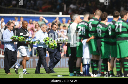 Queen's Ranger del Parco il direttore del calcio Les Ferdinand (seconda a sinistra) e Queen's Ranger del Parco del proprietario Tony Fernandes (quarta a sinistra) per far fuoriuscire le corone prima di gioco4Grenfell, una partita di calcio di beneficenza per raccogliere fondi per Grenfell Torre superstiti, a QPR's Loftus Road Stadium di Londra. Foto Stock