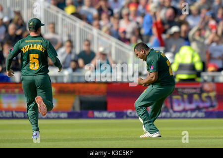 Nottinghamshire's Samit Patel celebra tenendo il paletto di Hampshire's Shahid Afridi con la prima sfera dell'inning durante la NatWest T20 Blast Finals giorno a Edgbaston, Birmingham. Foto Stock