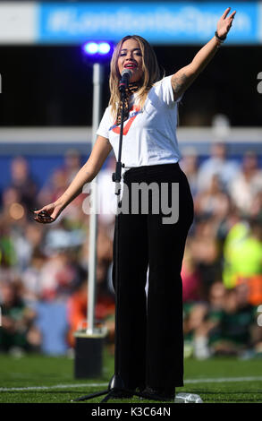 Rita ora eseguire a metà tempo durante il gioco4Grenfell, una partita di calcio di beneficenza per raccogliere fondi per Grenfell Torre superstiti, a QPR's Loftus Road Stadium di Londra. Foto Stock