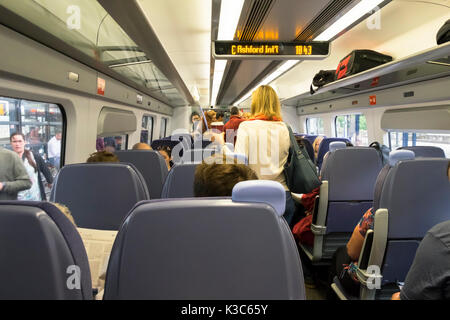 Southeastern alta velocità ferroviaria Javelin a Ashford International con passeggeri pendolari in piedi a causa della mancanza di posti disponibili Foto Stock