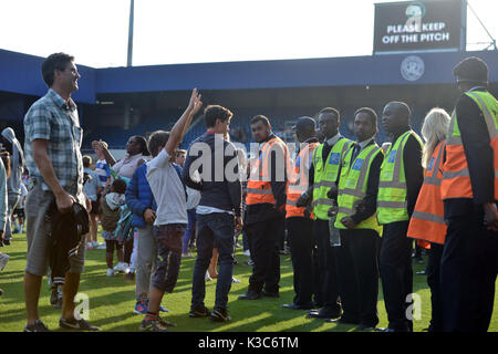 Un invasione di passo dopo il gioco4Grenfell, una partita di calcio di beneficenza per raccogliere fondi per Grenfell Torre superstiti, a QPR's Loftus Road Stadium di Londra. Foto Stock