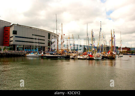 Imbarcazioni da diporto ormeggiate nella Marina a Belfast il Titanic Quarter accanto all'Odyssey Arena Foto Stock