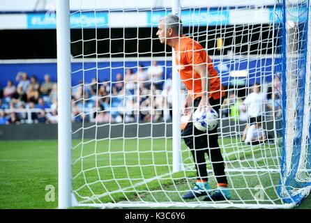 Team Shearer's Jose Mourinho in obiettivo durante il gioco4Grenfell, una partita di calcio di beneficenza per raccogliere fondi per Grenfell Torre superstiti, a QPR's Loftus Road Stadium di Londra. Foto Stock