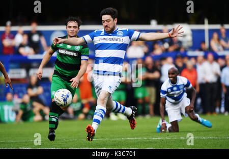 (Da sinistra a destra) Team Shearer's Ed Westwick e Team Ferdinand Sir Marcus Mumford battaglia per la sfera come Sir Mo Farah si affaccia su durante il gioco4Grenfell, una partita di calcio di beneficenza per raccogliere fondi per Grenfell Torre superstiti, a QPR's Loftus Road Stadium di Londra. Foto Stock