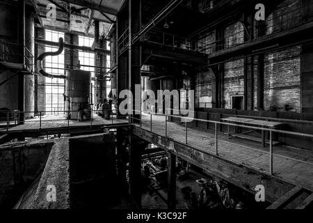 PEENEMUENDE, Germania - Luglio 18, 2017: abbandonati rocket officine di produzione. In bianco e nero. Territorio dell'esercito Centro di ricerca. Durante il mondo Foto Stock