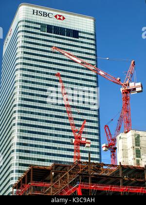 HSBC Bank uffici nei Docklands di Londra con gru a torre in primo piano Foto Stock