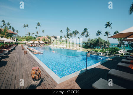 Tangalle, sud della provincia, Sri Lanka - 27 Aprile 2017: l'Anantara Beach Haven Resort piscina in Tangalle, Sri Lanka Foto Stock