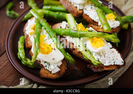 Panini con asparagi, il formaggio e il pepe e uova. Foto Stock