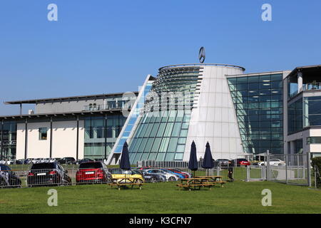 Mercedes-Benz World, Brooklands, Weybridge, Surrey, Inghilterra, Gran Bretagna, Regno Unito, Gran Bretagna, Europa Foto Stock