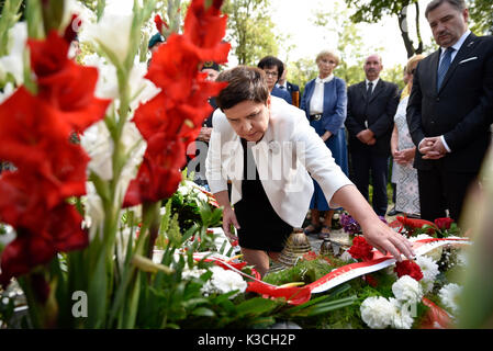 Il Primo Ministro polacco Beata Szydlo Metti una corona sulle tombe degli assassinati. Foto Stock