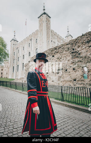 Beefeater protezioni o Yeoman sorveglianti presso la Torre di Londra. In linea di principio essi sono responsabili per la ricerca dopo qualsiasi dei prigionieri nella torre e safeguar Foto Stock