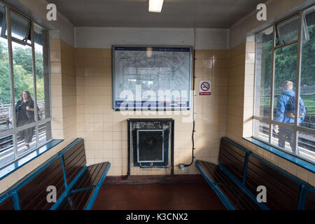 Sala di attesa a Acton Town la stazione della metropolitana sulla Linea Piccadilly, Londra, Regno Unito Foto Stock