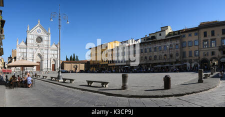 La basilica di Santa Croce (Basilica di Santa Croce) sulla piazza dallo stesso nome in Firenze, Toscana, Italia. Firenze, una popolare destinazione turistica Foto Stock