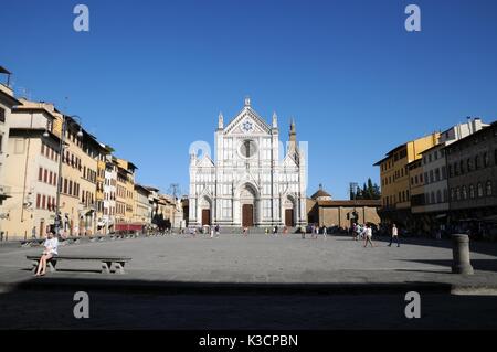 La basilica di Santa Croce (Basilica di Santa Croce) sulla piazza dallo stesso nome in Firenze, Toscana, Italia. Firenze, una popolare destinazione turistica Foto Stock