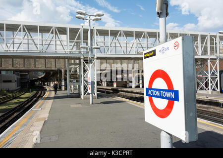 Stazione di Acton Town nella zona ovest di Londra, Regno Unito Foto Stock