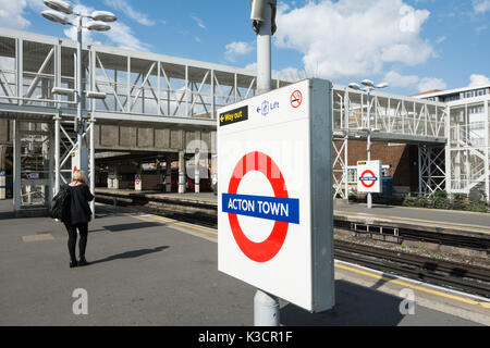 Stazione di Acton Town nella zona ovest di Londra, Regno Unito Foto Stock