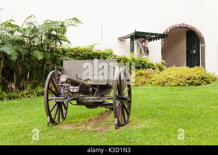 Un cannone è raffigurato al di fuori di San Lorenzo nel palazzo di Funchal sull'isola portoghese di Madeira. Il palazzo ospita un museo militare. Foto Stock