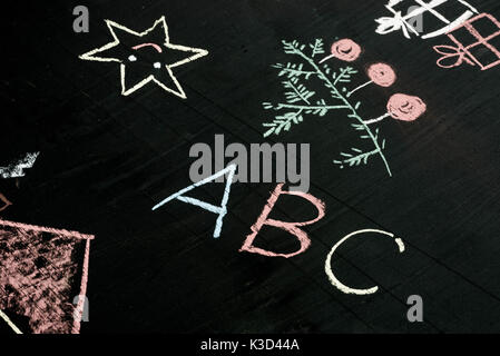 Abc lettere chalk disegno sulla lavagna selettiva di sfondo focus macro Foto Stock