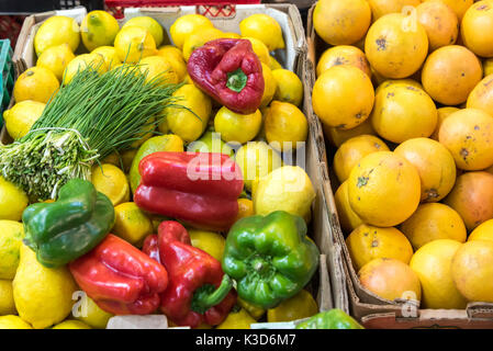 I limoni e il peperone per la vendita su un mercato Foto Stock