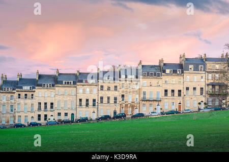 Bath City houses, vista di una fila di case a schiera georgiane note come Marlborough Buildings di fronte Victoria Park nella città di Bath, Somerset, Regno Unito Foto Stock