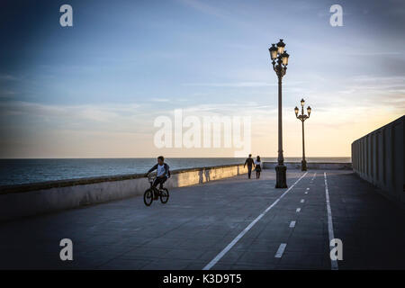 Cadice lungomare in serata, Andalusia, Spagna Foto Stock