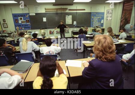 Dhahran, Arabia Saudita -- Junior High School di classe sul campo scuola al tentacolare Saudi Aramco composto di olio. Foto Stock