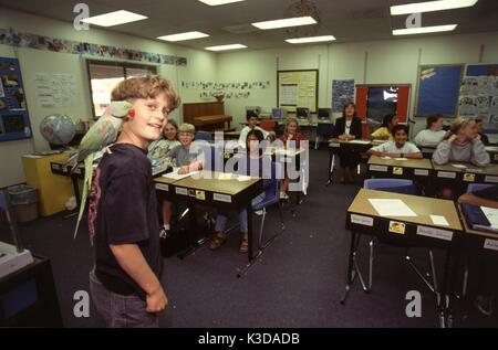 Dhahran, Arabia Saudita -- Junior High School di classe sul campo scuola al tentacolare Saudi Aramco composto di olio. Foto Stock