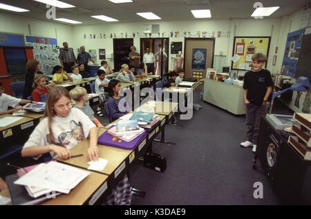 Dhahran, Arabia Saudita -- Junior High School di classe sul campo scuola al tentacolare Saudi Aramco composto di olio. Foto Stock