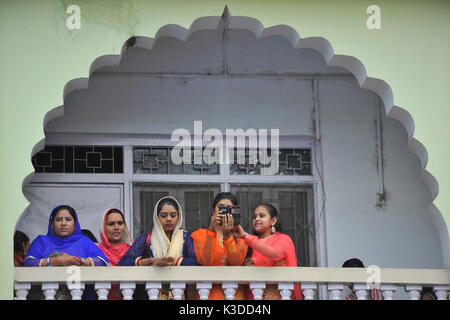 Ragazze nepalese in un nuovo abito arrivare prende le immagini come venire a offrire la preghiera rituale durante la celebrazione della Bakra Eid o Eid al-Adha o Id-ul-Azha il Sabato, Settembre 02, 2017 in Kashmir la moschea di Jame, Kathmandu, Nepal. Bakra Eid, noto anche Eid al-Adha o Id-ul-Azha in arabo, è una festa del sacrificio e celebrato come il tempo di dare e di sacrificio. Governo nepalese ha annunciato un giorno festivo in occasione del Bakra Eid o Eid al-Adha o Id-ul-Azha, uno dei due principali festival per i musulmani di tutto il mondo. (Foto di Narayan Maharjan/Pacific Stampa) Foto Stock