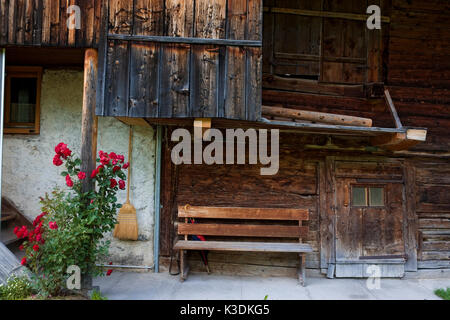 Una vecchia casa colonica di legno in Schiltwald vicino a Wengen, Oberland bernese, Svizzera Foto Stock