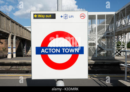 Stazione di Acton Town nella zona ovest di Londra, Regno Unito Foto Stock