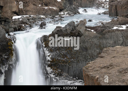 Una panoramica della impressionante cascata Aldeyjarfoss Foto Stock