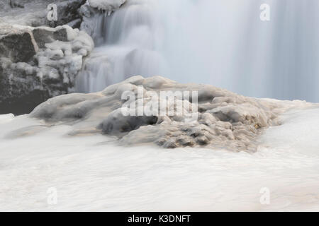 L'impressionante cascata Aldeyjarfoss circondato da ghiaccio Foto Stock