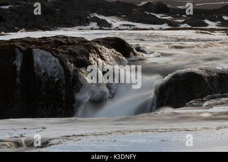 L'impressionante cascata Aldeyjarfoss circondato da ghiaccio Foto Stock