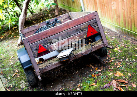 Il vecchio giardino in legno Rimorchio dei rifiuti Foto Stock