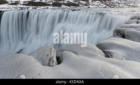 L'impressionante cascata Aldeyjarfoss circondato da ghiaccio Foto Stock