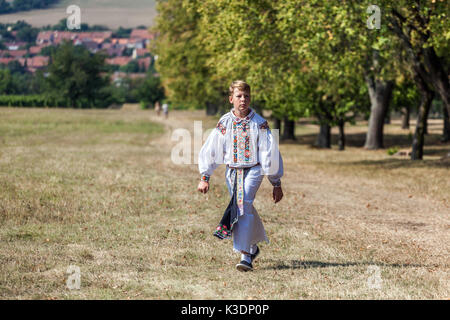 Abito tradizionale nella cultura moderna Moravia, Repubblica Ceca, un giovane in costume popolare Foto Stock