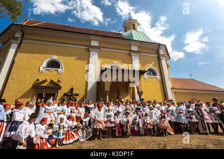 Blatnice pod Svatym Antoninem, Moravia meridionale, Repubblica Ceca, pellegrinaggio del Ringraziamento, i partecipanti vanno in costumi folk Foto Stock