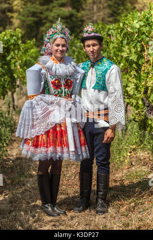 Moravia meridionale, coppia costume della Repubblica Ceca che indossa costumi folcloristici nel vigneto, abito tradizionale folcloristico Moravo costume folcloristico ceco Foto Stock