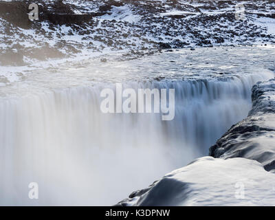 L'impressionante cascata Aldeyjarfoss circondato da ghiaccio Foto Stock